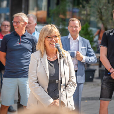 Simone Borris bei der Verlegung der Bodenplatte