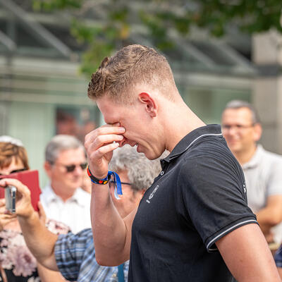 Lukas Märtens gerührt während Bodenplattenverlegung