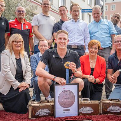 Gruppenfoto vor der neuen Bodenplatte von Märtens