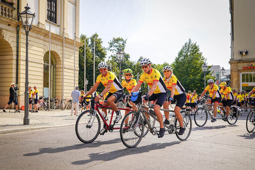 Bild vergrößern: Sehbeeinträchtigte oder blinde Copilotinnen und Copiloten bilden jeweils mit einer sehenden Person ein Tandemteam.