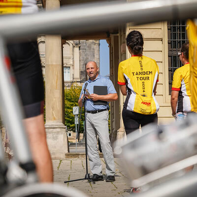 ETT 24 Dr Gottschalk vor dem Rathaus