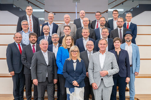 Gruppenbild der teilnehmenden Oberbürgermeisterinnen und Oberbürgermeister der OB-Konferenz der ostdeutschen Städte im Deutschen Städtetag 