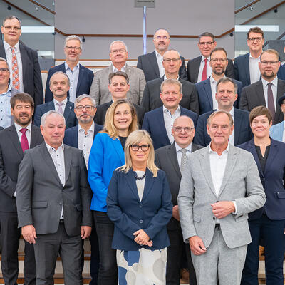 Gruppenbild der teilnehmenden Oberbürgermeisterinnen und Oberbürgermeister der OB-Konferenz der ostdeutschen Städte im Deutschen Städtetag 