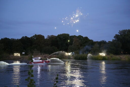 Bild vergrößern: leuchtende Jubiläumszahlen an der Elbe