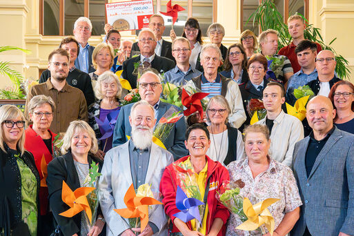 Gruppenbild der mit dem FreiwilligenPass 2024 Geehrten