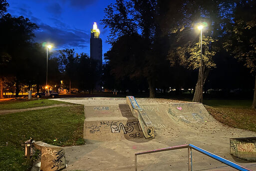 Bild vergrößern: Skateanlage Stadtpark Rothehorn mit Beleuchtung in den Abendstunden