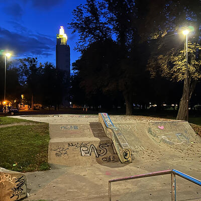 Bild vergrößern: Skateanlage Stadtpark Rothehorn mit Beleuchtung in den Abendstunden