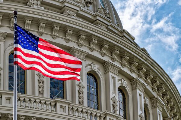 Blick auf das Washington DC Capitol bei bewölktem Himmel 