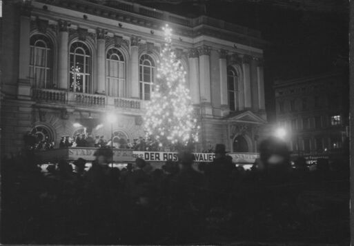 Bild vergrößern: Weihnachtskonzert auf der Terrasse des Stadttheaters, 15. Dezember 1931