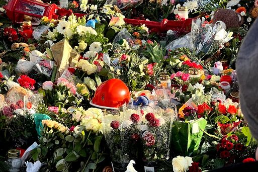 Bild vergrößern: Blumenmeer am Gedenkort am Westportal der Johanniskirche