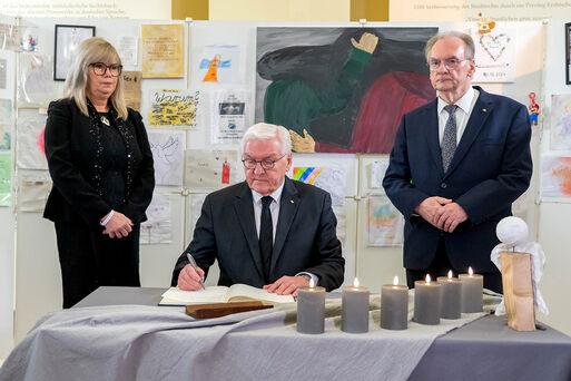 Bundespräsident Steinmeier trägt sich ins Magdeburger Kondolenzbuch ein