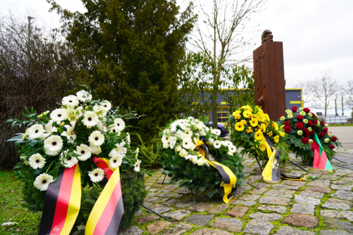 Gedenkkränze am Mahnmal Magda in Magdeburg 