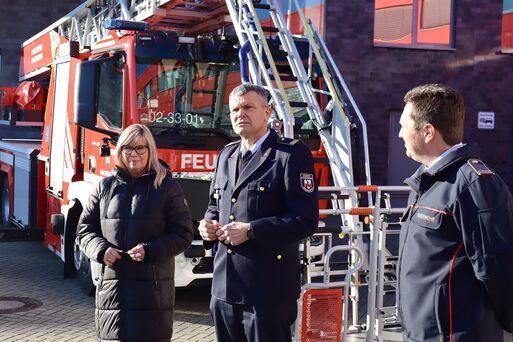 Bild vergrößern: Oberbürgermeisterin Simone Borris übergibt neue Drehleiter an die Feuerwehr Magdeburg