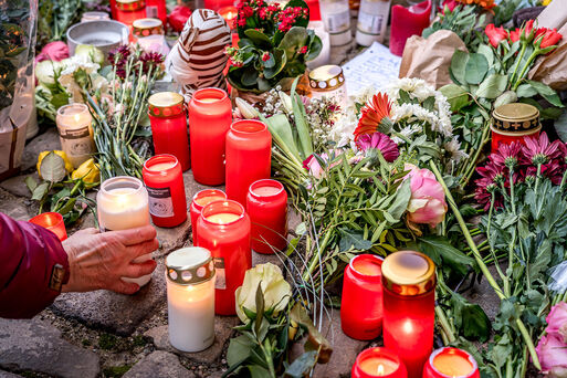 Blumen und Kerzen an der Johanniskirche in Gedenken an die Opfer des Anschlags vom Weihnachtsmarkt