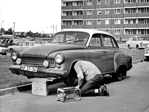 Bild vergrößern: Neubaugebiet Nord. Wartburg-Reparatur auf der Straße, 1980er Jahre