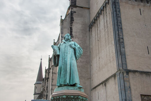 Bild vergrößern: Martin Luther Denkmal vor der Johanniskirche Magdeburg