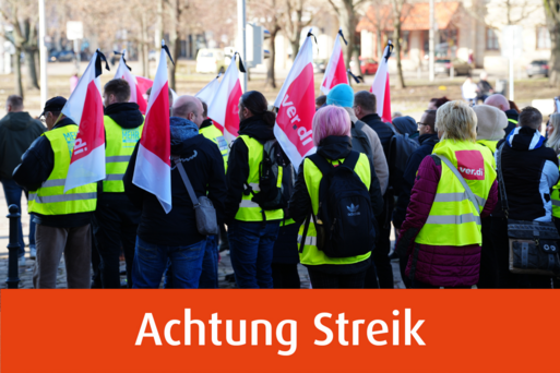 ver.di-Streikende vor der Johanniskirche