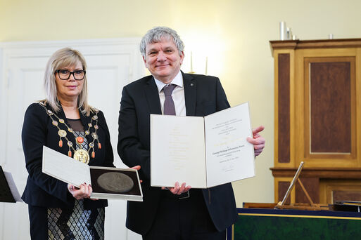 Oberbürgermeisterin Simone Borris und Prof. Dr. Wolfgang Hirschmann