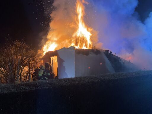 Bild vergrößern: Gartenlaube steht in Vollbrand