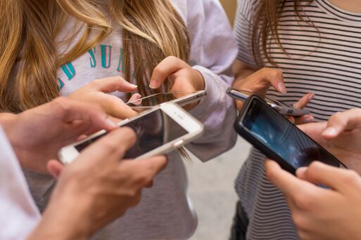 Bild vergrößern: Junge Menschen mit Smartphone