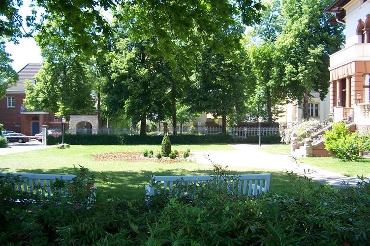 Standesamt mit Park vor dem großen Trausaal